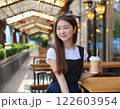 コーヒーを片手に楽しいひと時を味わう若い女性 122603954