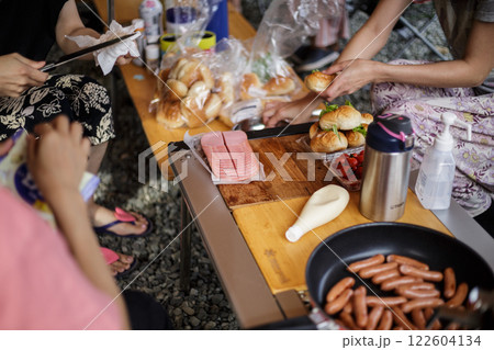 ファミリーキャンプ　キャンプデート　アウトドア 122604134