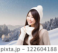 雪の中で微笑む女性 122604188