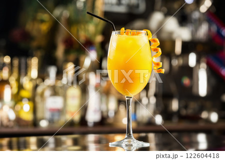 Closeup glass of fresh screwdriver cocktail at bar background. 122604418