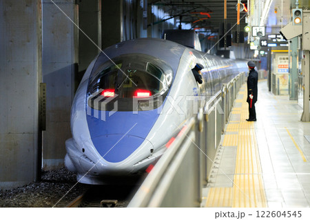 博多駅を出発する新幹線500系電車(JR西日本) 博多駅を出発する新幹線500系電車(JR西日本) 122604545