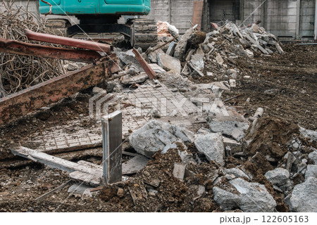 解体現場で瓦礫を処理する重機 122605163
