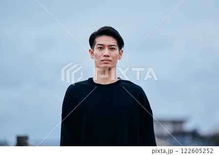 カジュアルファッションの20代男性 122605252