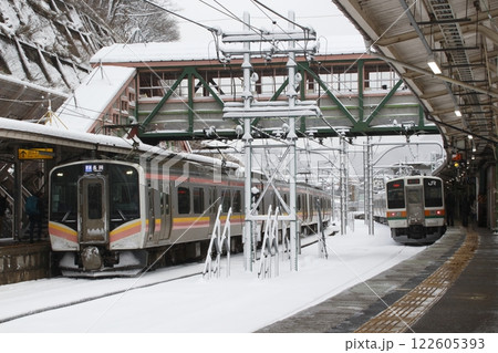 冬の水上駅に停車中の上越線211系・E129系電車 冬の水上駅に停車中の上越線211系・E129系電車 122605393