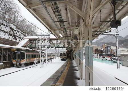 冬の水上駅に停車中の上越線と関越交通バス 冬の水上駅に停車中の上越線と関越交通バス 122605394