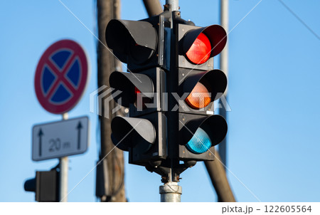 Red traffic light in the city street 122605564
