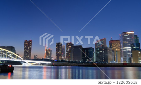 東京 汐留の夜景とライトアップした東京タワー 東京 汐留の夜景とライトアップした東京タワー 122605618