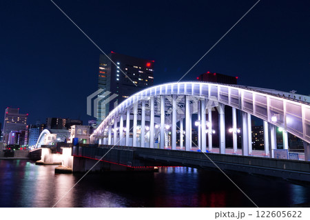 ライトアップされた勝鬨橋と隅田川の夜景 ライトアップされた勝鬨橋と隅田川の夜景 122605622