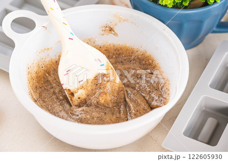 フィナンシェ生地に焦がしバター入れて混ぜる　 122605930