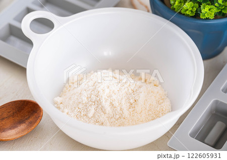 ボウルに入れたフィナンシェミックス粉 122605931