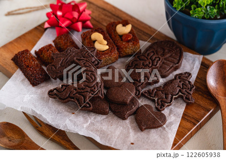 手作りクッキーとフィナンシェ 122605938