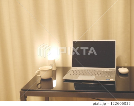 パソコンとコーヒー　 122606033