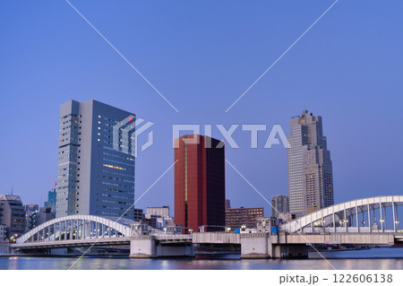 都市夕景　東京　隅田川に掛かる勝鬨橋 122606138