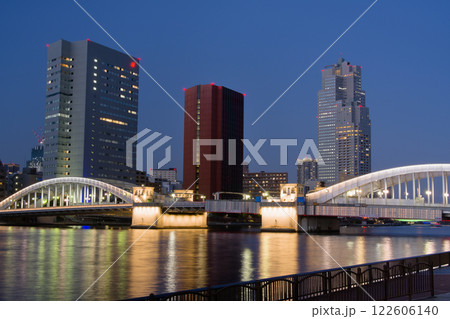 都市夜景　東京　ライトアップされた勝鬨橋と隅田川 122606140