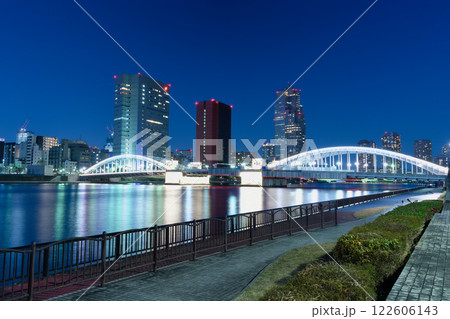 都市夜景　東京　ライトアップされた勝鬨橋と隅田川 122606143