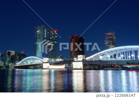 都市夜景　東京　ライトアップされた勝鬨橋と隅田川 122606147