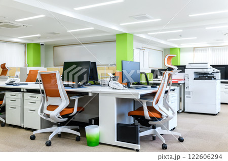 オフィスの内観（無人） 122606294