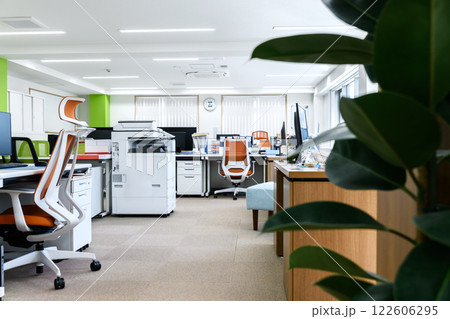 オフィスの内観（無人） 122606295