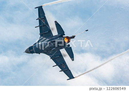 大空を飛ぶ戦闘機 122606549