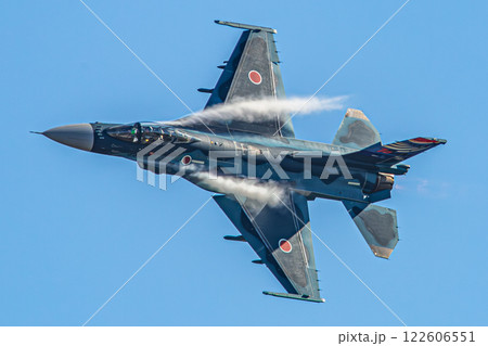 大空を飛ぶ戦闘機 大空を飛ぶ戦闘機 122606551