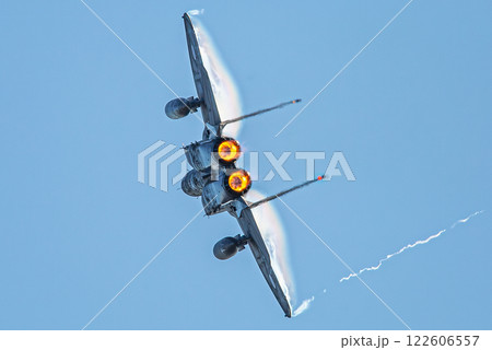 青空を飛行する戦闘機 122606557