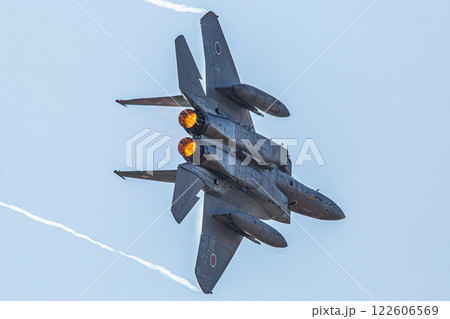 青空を飛行する戦闘機 122606569