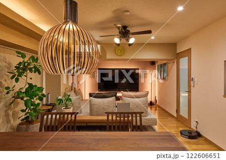 ダイニングから見るリビングルーム 122606651