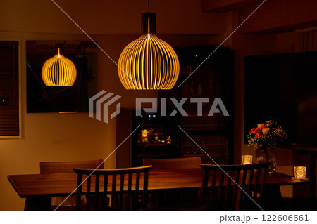 間接照明とダイニングルーム 122606661