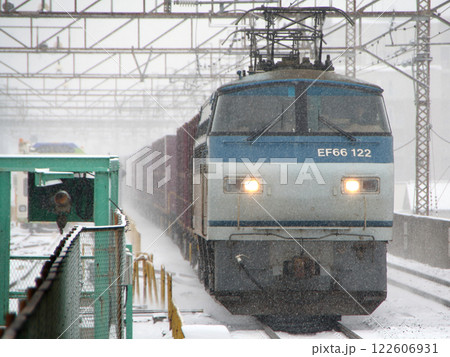 冬の武蔵野線を行く貨物列車（EF66形100番台牽引） 122606931
