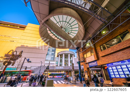 日本の横浜都市景観 上大岡駅などを望む＝令和7年1月17日 122607605