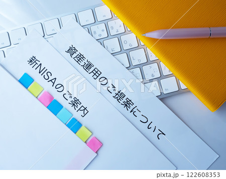 テーブルに置かれた書類とキーボードと手帳 テーブルに置かれた書類とキーボードと手帳 122608353