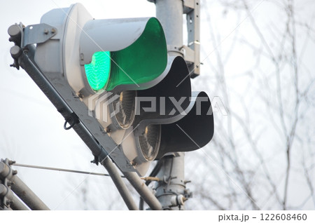 青を示す日本の信号機 青を示す日本の信号機 122608460