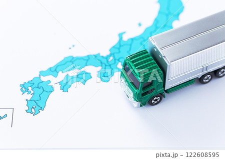 日本列島の地図と物流トラック 122608595