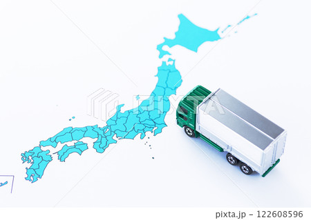 日本列島の地図と物流トラック 122608596