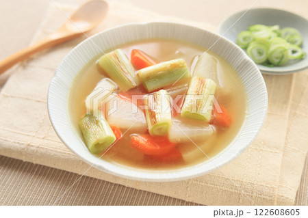 ネギを楽しむ、焼きネギのコンソメスープ（湯気あり） 122608605