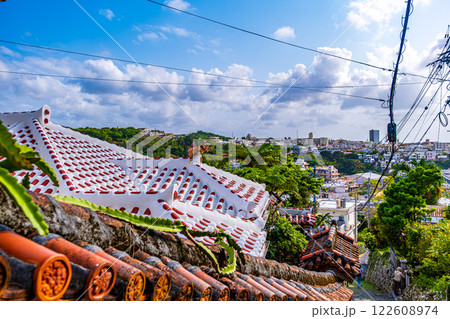 【#沖縄】屋根の上のシーサーと街並み 122608974
