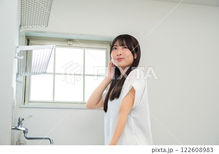 洗面台の鏡で肌を確認する日本人女性 122608983