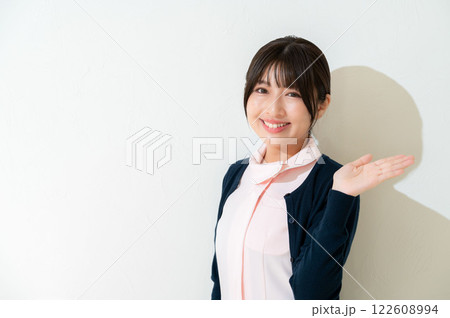 ご案内をする日本人女性スタッフ 122608994