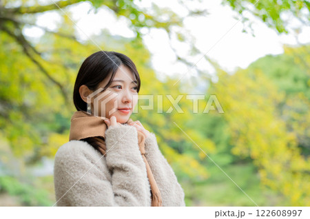 冬の公園でマフラーをして微笑む日本人女性 122608997