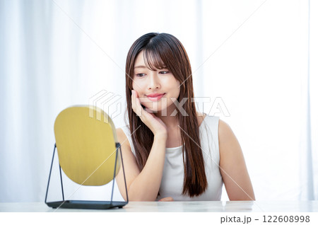 鏡で肌を確認する日本人女性 122608998