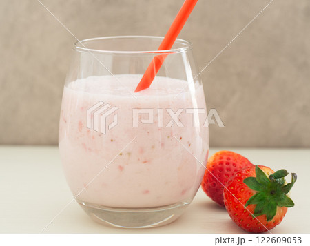 苺とヨーグルトのスムージー 122609053