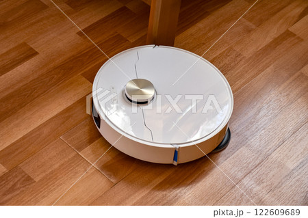Robot vacuum cleaner cleans the apartment 122609689