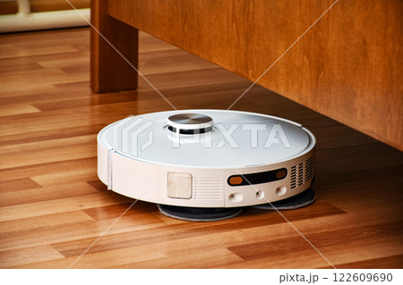 Robot vacuum cleaner cleans the apartment Robot vacuum cleaner cleans the apartment 122609690