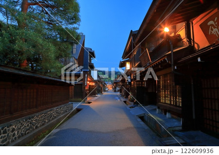 【岐阜県】飛騨高山の上三之町町並保存地区の夜景 【岐阜県】飛騨高山の上三之町町並保存地区の夜景 122609936