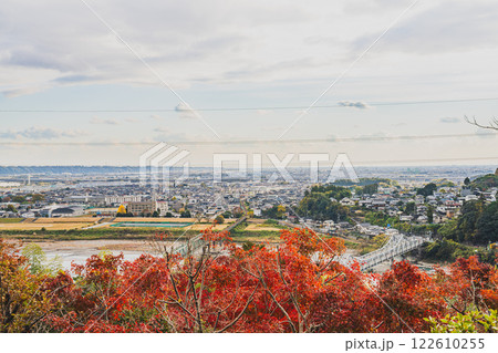 浜松市の鳥羽山公園展望台から見た夕方の紅葉と街並み(静岡県) 122610255