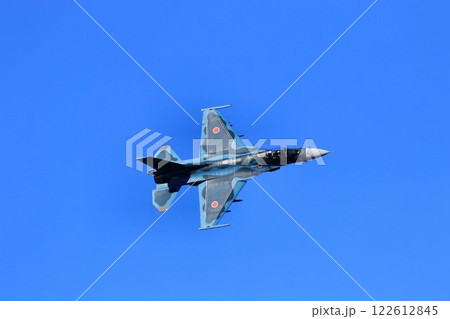 首都防空の要『百里基地』の上空を高機動飛行するF-2ジェット戦闘機 122612845