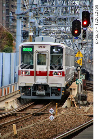 新時代を迎えた亀戸線… ステンレス車体が眩しい『10000系』 122612868