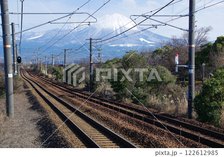 JR山陰本線と冠雪の大山 122612985