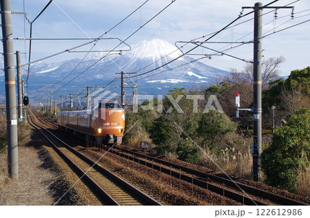 273系特急やくも号が走るJR山陰本線と冠雪の大山 273系特急やくも号が走るJR山陰本線と冠雪の大山 122612986