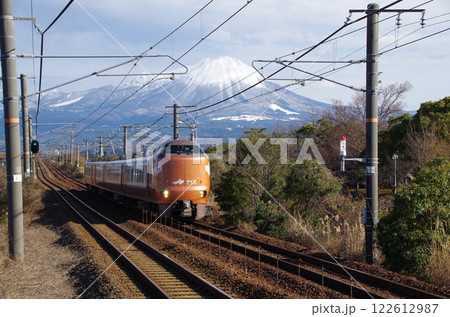 273系特急やくも号が走るJR山陰本線と冠雪の大山 122612987
